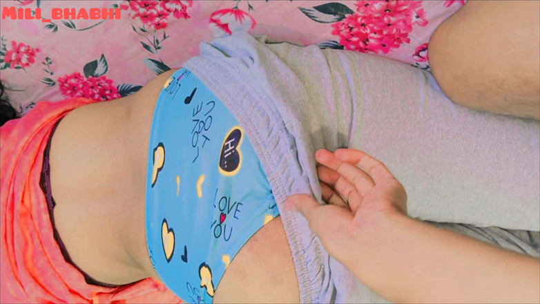 Mili bhabi: 美しいデシの義理の妹 18+ きつい膣 ヒンディー語音声セックス