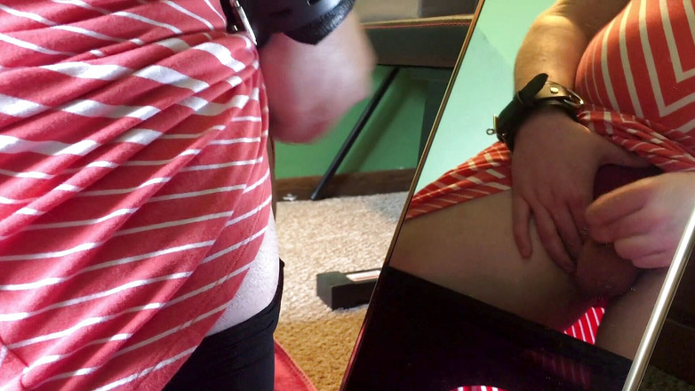 Plugged Data Pup: Sissy spritzt auf den spiegel ab