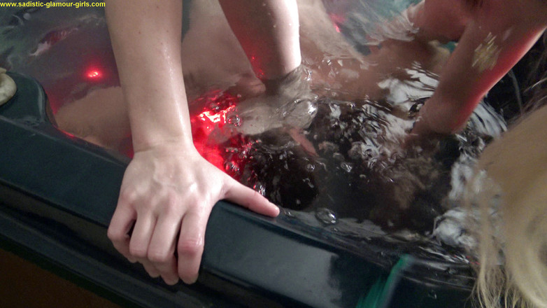 Femdom Austria: Monstru sadică glamour, fără milă sub călcare cu cap apă!
