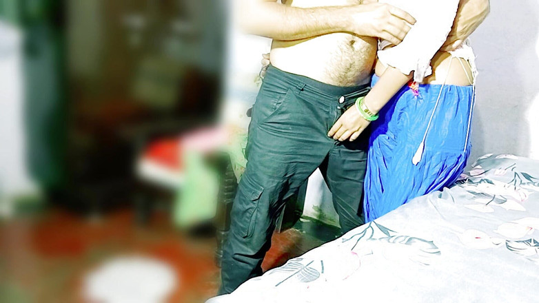 Rakul008: Une jolie étudiante indienne suce et trémousse une bite