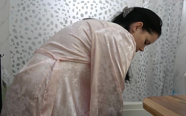 Anna Sky: Anna Pees в ванной и мастурбирует