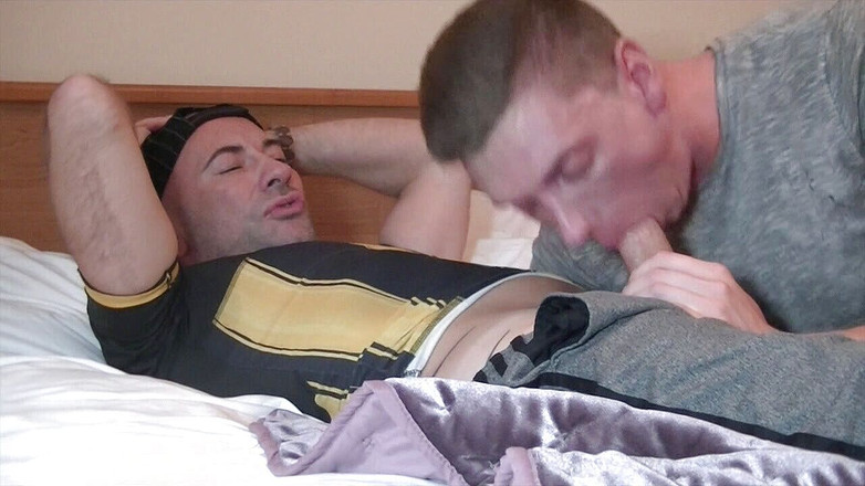 YOUNG FUCKED BY OLDER: Tyougn दोस्त की बूढ़े द्वारा बिना कंडोम चुदाई