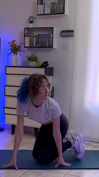 1. zajęcia jogi dla Sadsilly – jej nauczycielka przechodzi od medytacji do penetracji – nauczycielka seksu w formie Yoga French