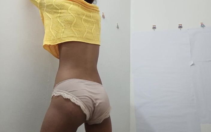 desigirl93: Une tatie indienne montre sa chatte et ses seins