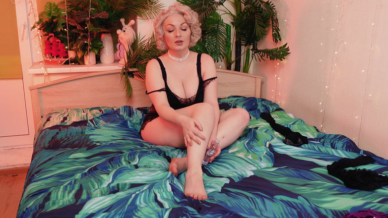 Arya Grander: sexy MILF škádlení nohama v černých nylonových punčochách a také bosá: foot...