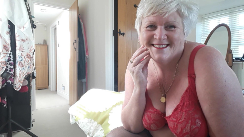 Uk Joolz: Red girdle and bra, with pussy play