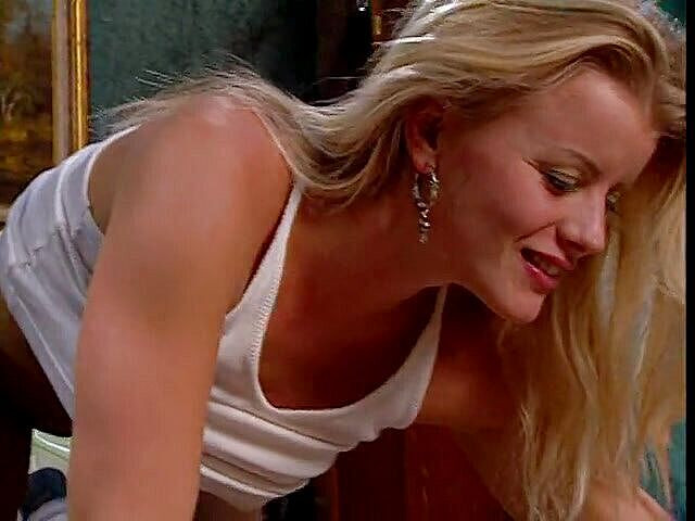 Hardcore Babes: ブロンドの美しさはベッドの上で肛門耕されています