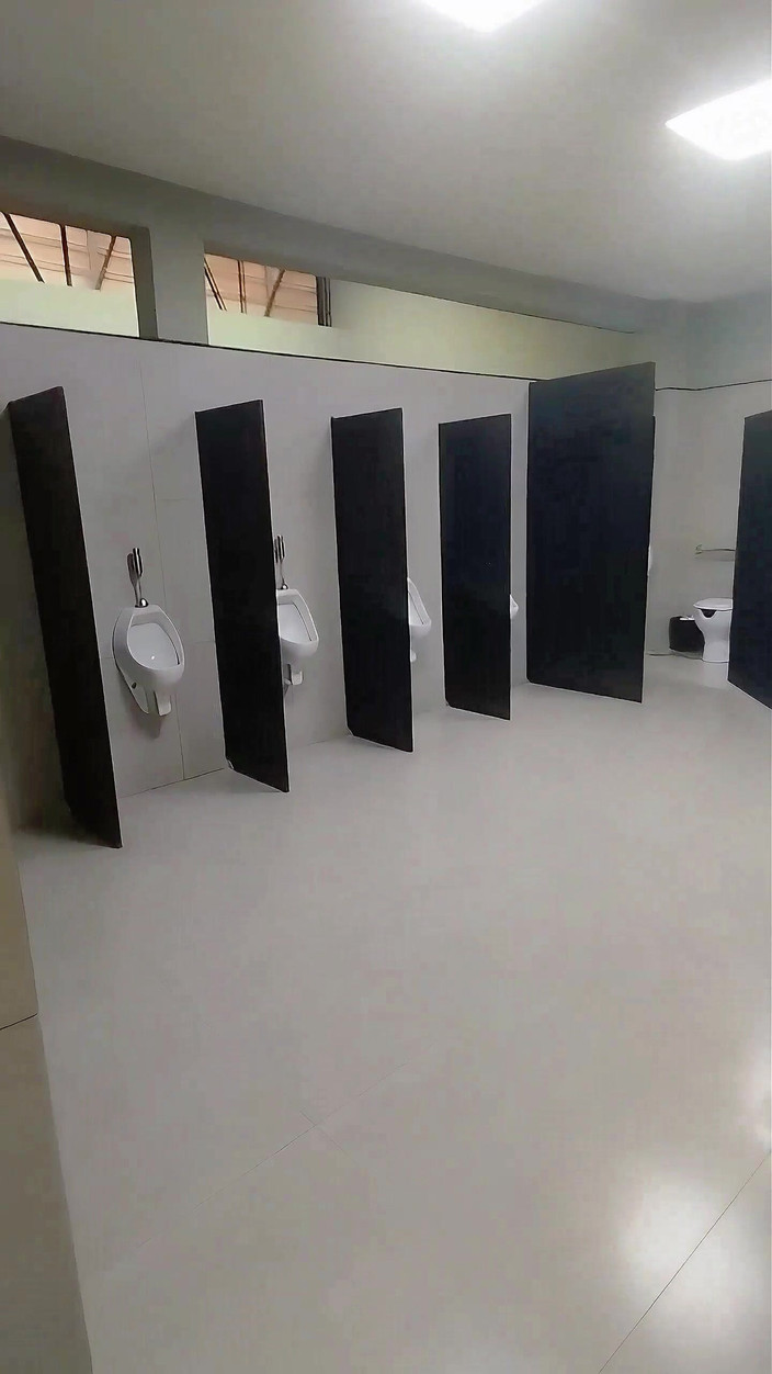 Marcosninfo: Málem mě přistihl bezpečnostní stráž, jak se předváděm na veřejných...