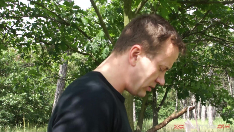 Czech Pornzone: Doce gata amando ter sua buceta fodida ao ar livre