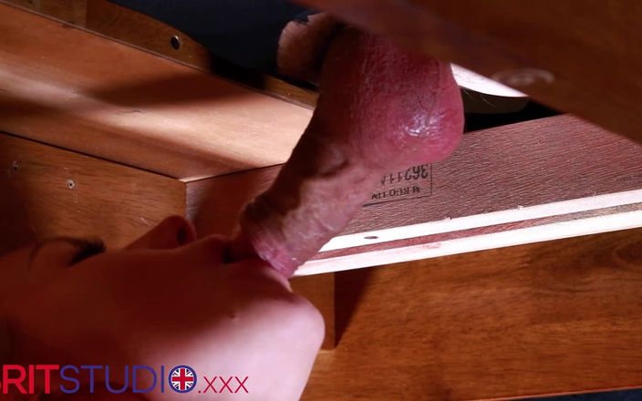 Brit Studio: Murid hot rambut merah nyepong kontol di bawah meja sampai...