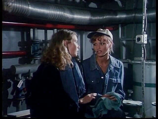 Lesbian Illusion: Duas garotas trabalhadoras incríveis descobrem que amam buceta e é isso...