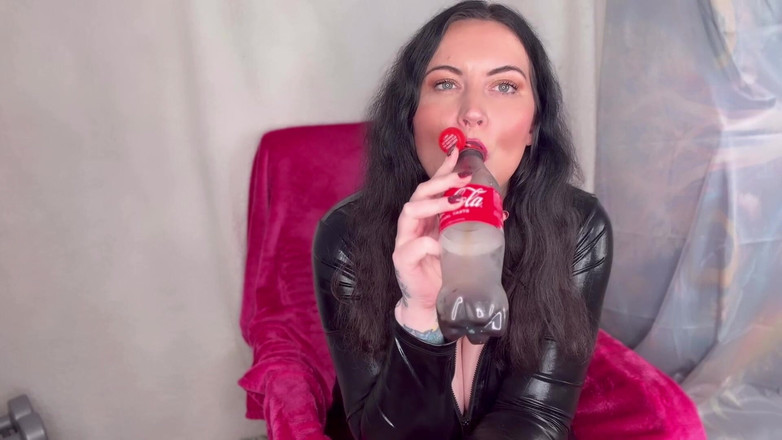 MissFFW: Slečna Ffw si užívá láhev coly a burping