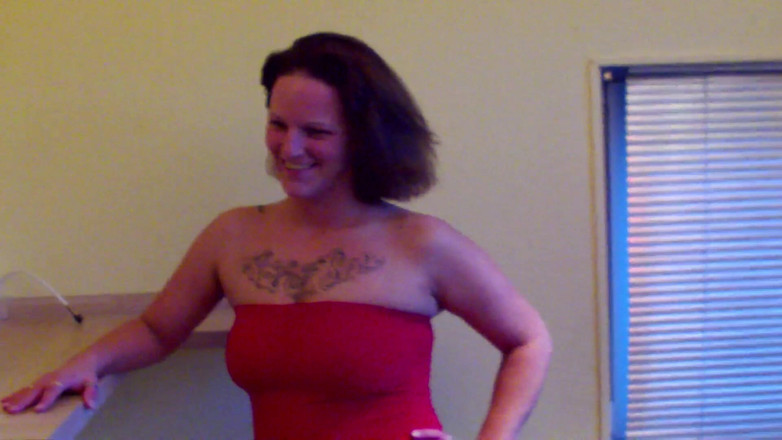 Filles Francaises: Французька аматорка з пірсингом з цицьками демонструє свої навички смоктання члена