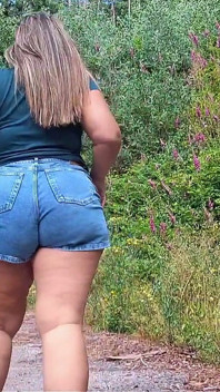 Beautiful Latina with a Big Butt Has Sex in the Car with a Stranger!