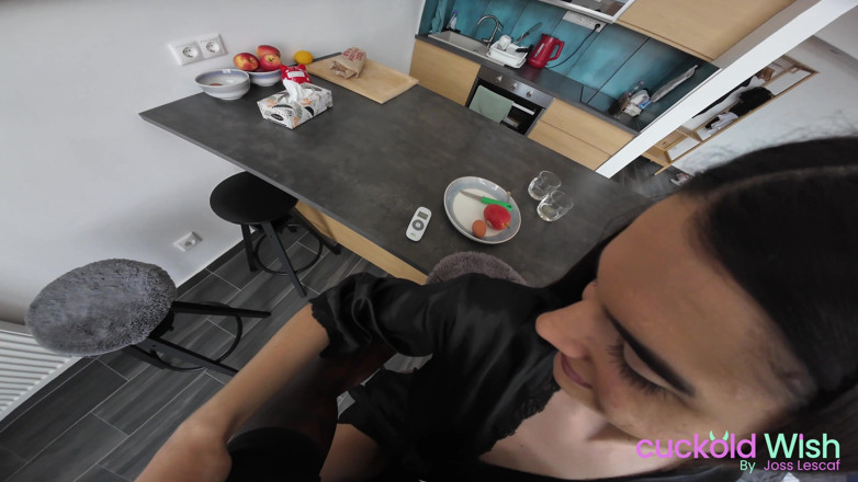 Joss for Cuckold wish: Candie Luciani geneukt in de keuken