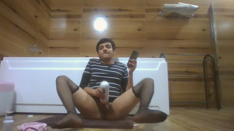 Alyssa Karim Merali: Sexy sissy in collant gioca con la figa tascabile mentre è...