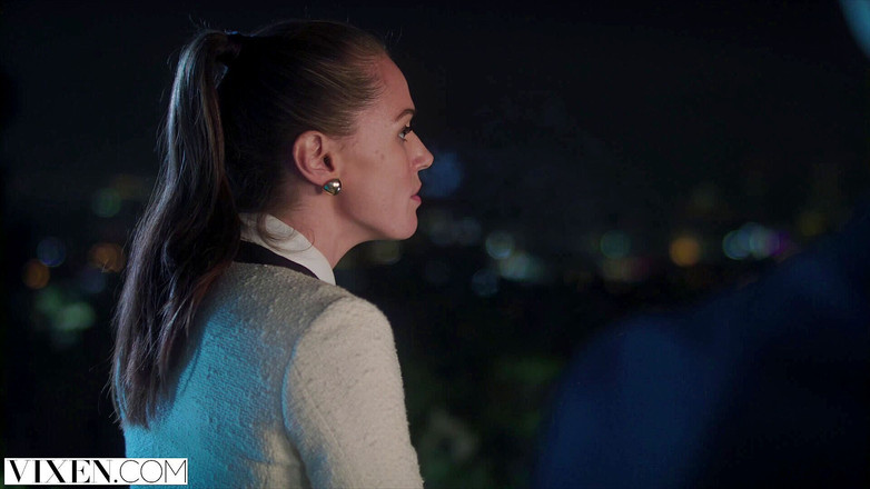 Vixen: VIXEN - Tori Black se fait baiser par une énorme bite