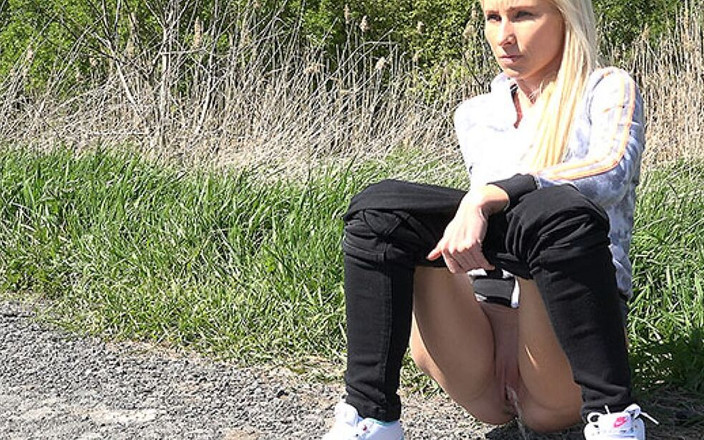 Puffy Network: Got2Pee의 밝은 흰색 펌프스 소녀들은 오줌 싸기