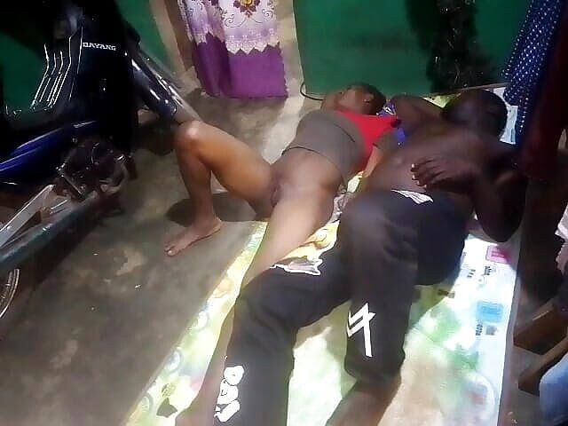 Pornsexlive: Дружина боса моєї компанії трахає мене належним чином. Насолодитися