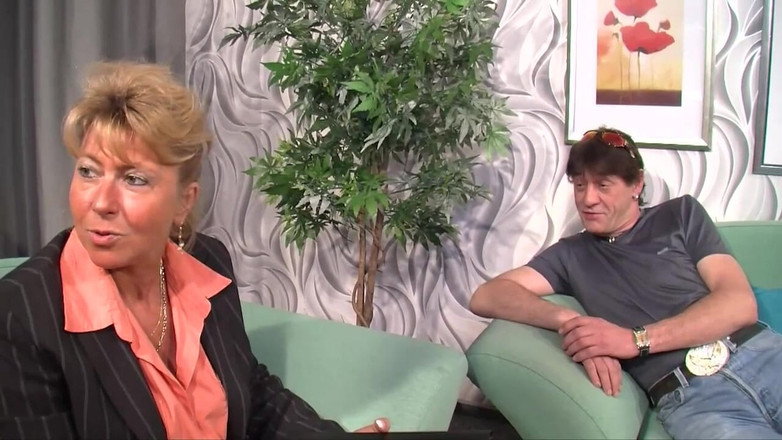 MCG Empire: Si pirang keriting gemuk membuat kontol besar muncrat di payudaranya