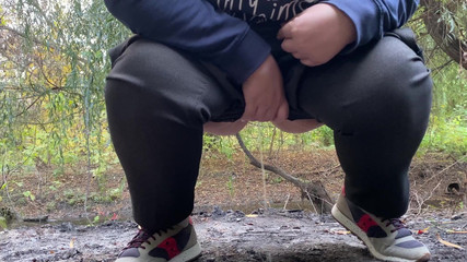 Elena: MILF in hosen gekleidet, pisst im freien