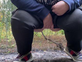 SoloRussianMom: MILF dressed in pants pissing outdoors