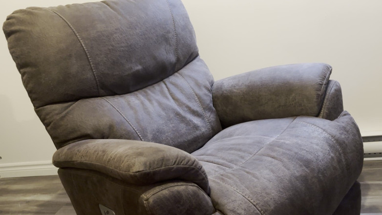 BuckDick: Jeune Vierge De 18ans Se Masturbe Devant La TV