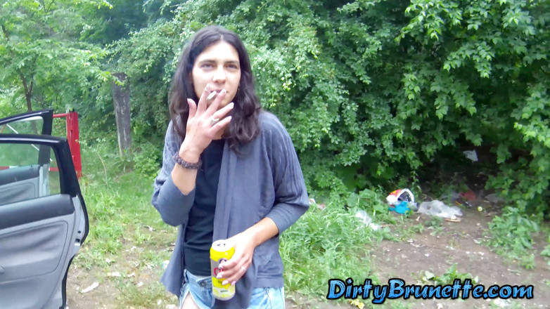 Dirty Brunette: Cachonda esposa chupando polla al aire libre