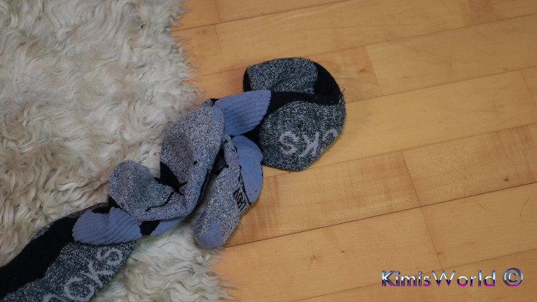 KimisWorld: बोल्ड और अनोखा: पसीने से तर स्की मोज़े, स्नीकर्स और काली जींस छेड़ना