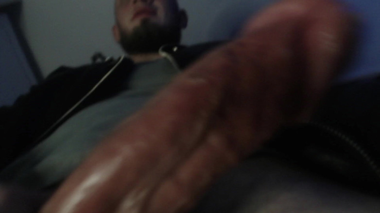 Hunky time: レザージャケット姿で支配的