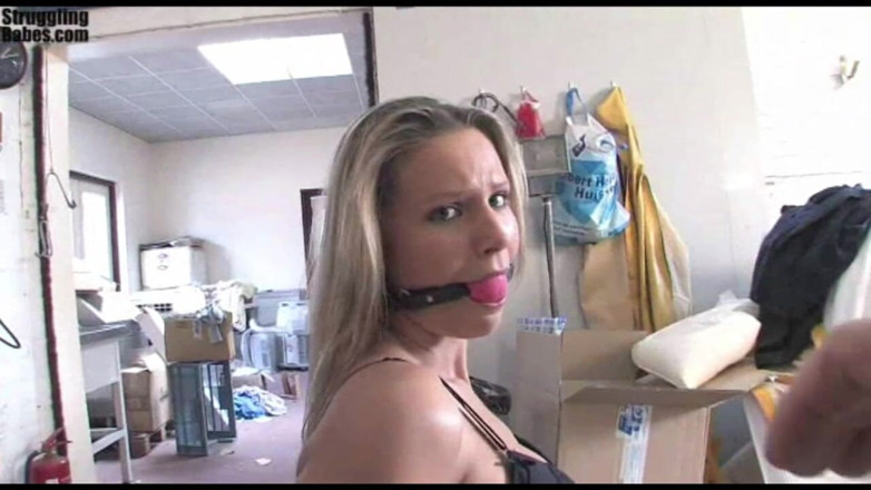 Submissed: Samantha mit stuhl gefesselt mit ball geknebelt, tittenfick