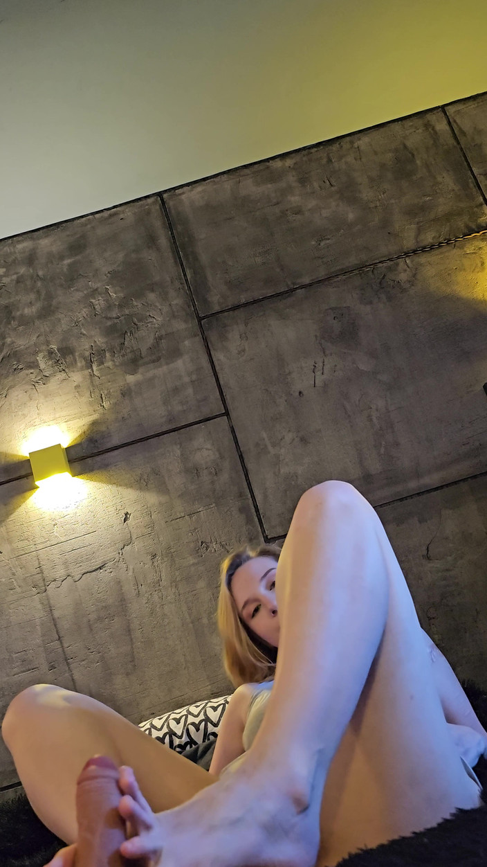 Alice Klay: 女大学生alice klay用她的脚让我射精