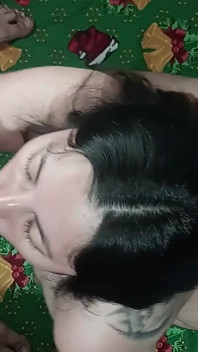 무릎을 꿇고 상사의 성기를 빨아서 얼굴에 사정할 때까지
