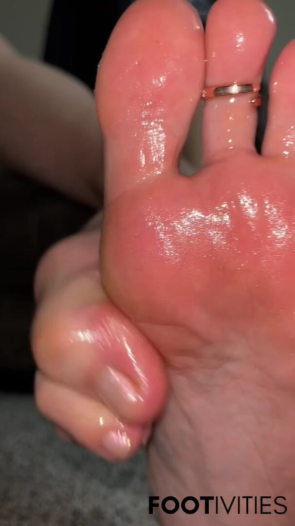footivities: Asmr Čištění nohou a mastné nohy POV