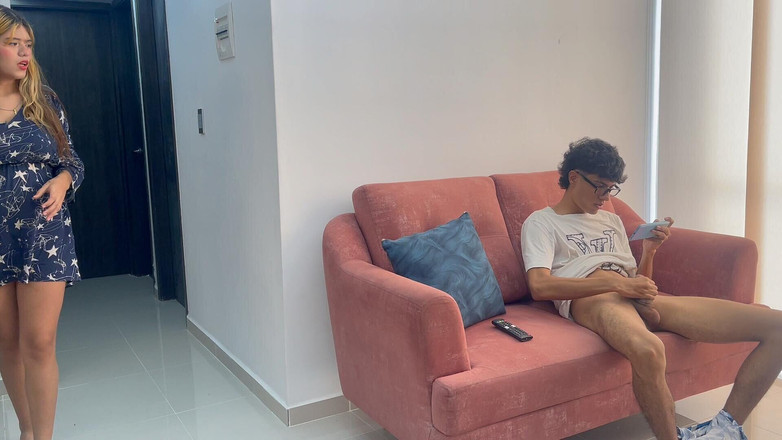 Gabriela Wish: Моя зведена сестра ловить мене за мастурбацією, поки я перевіряю її галерею мобільних телефонів.