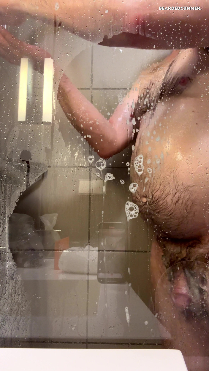 Beardedcummer: Oso peludo tomando una ducha y muestra una gran barriga