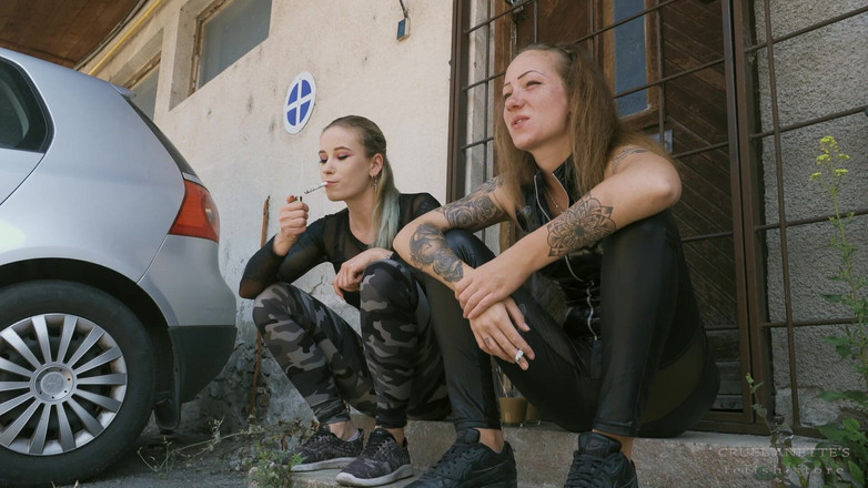 Cruel Anettes fetish world: 階段での喫煙と唾吐き