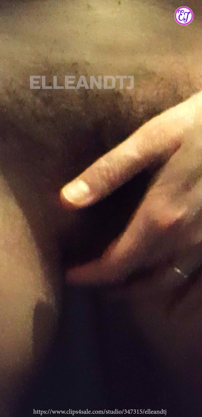 elleandtj: बालों वाली चोदने लायक मम्मी खुद में ऊँगली कर रही है