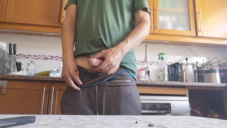 Rafael Torreano: Ragazzo caldo si masturba e spara una grande sborrata sul...