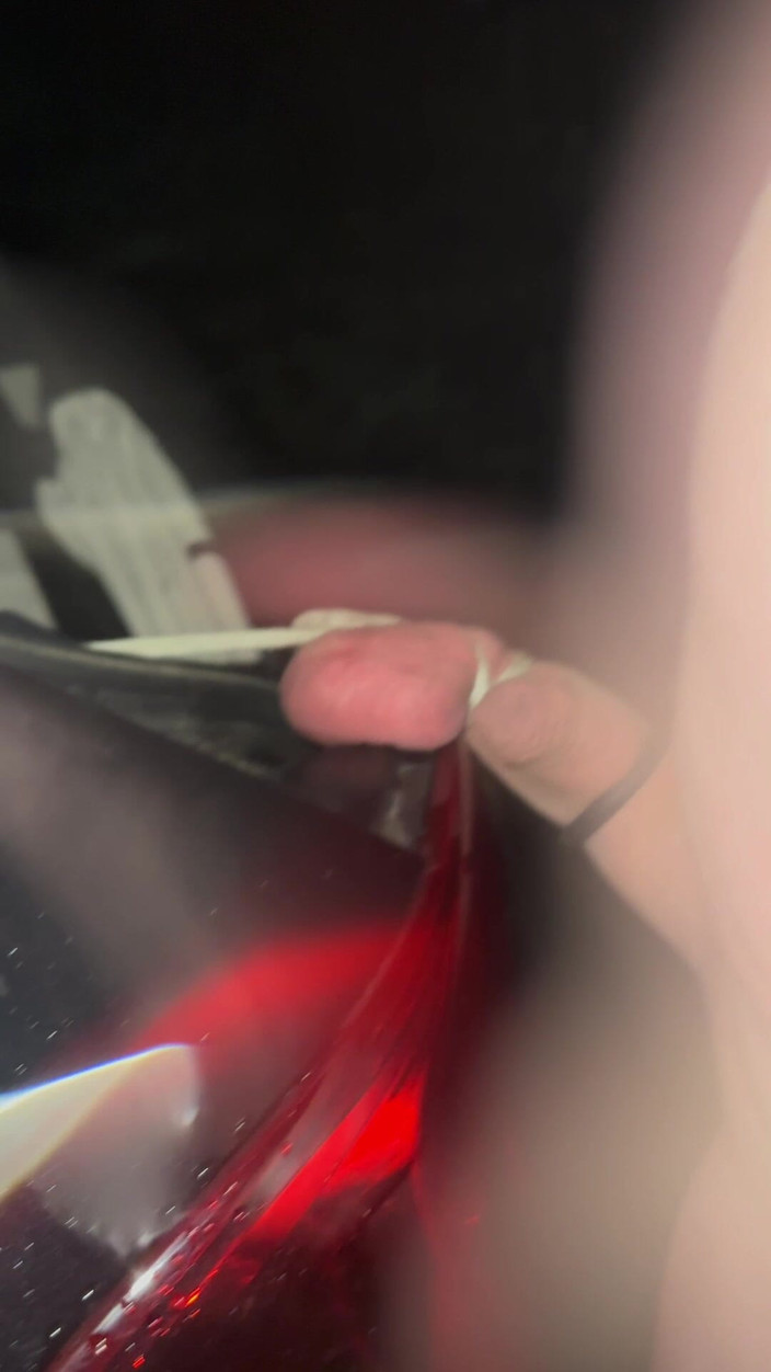 No limit cbt slave: Schiacciare le palle con il tailgate di una macchina