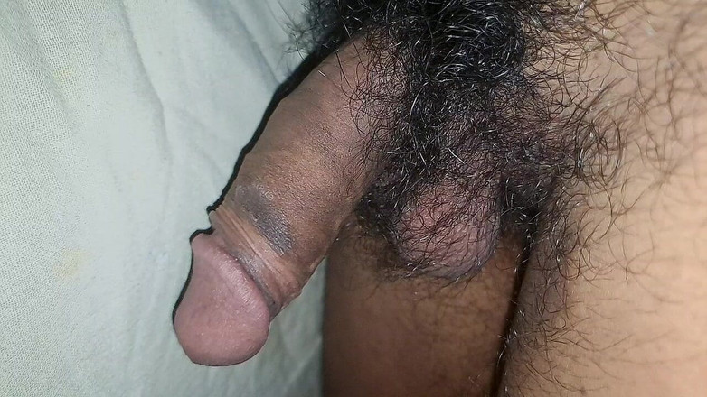 Desi_Porn_India: Il giovane ragazzo indiano sta mostrando il suo grosso cazzo...