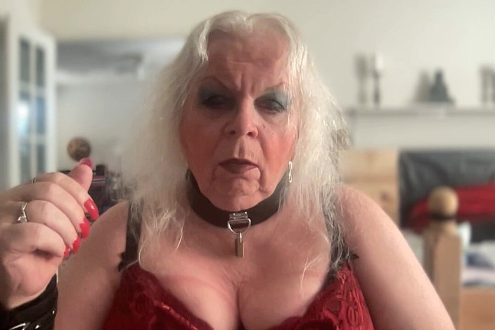 Constance: Hút thuốc trong cổ áo