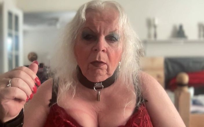 Constance: Collar'da sigara içiyor