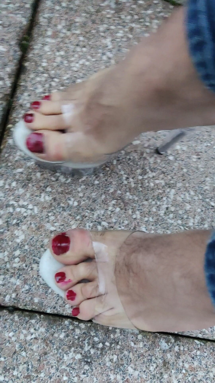 Mutsakin: Detailní záběr na podpatky Venku