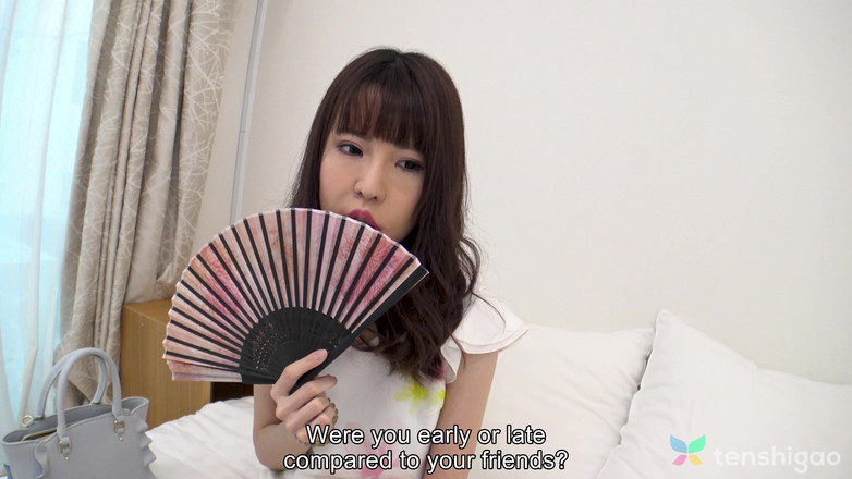 Tenshigao: Aya je osamělá obchodnice, která miluje chodit do kočičích kaváren