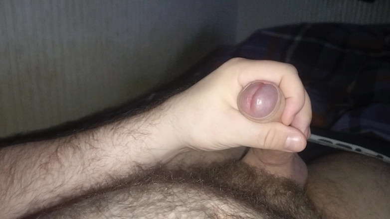 Uhri: Masturbando-se na cama e enorme gozada para minha barriga peluda