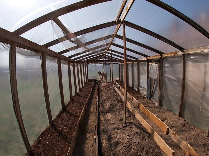 Hera Harding: Nude house wife working in the greenhouse