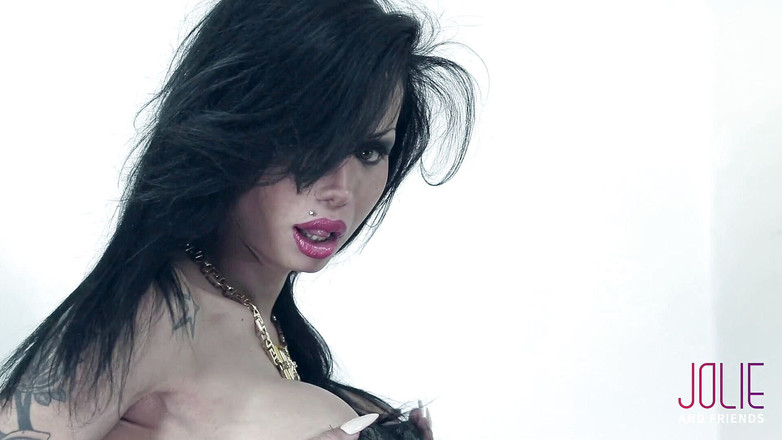 Jolie And Friends: Trans bruna da sola con tette enormi si masturba