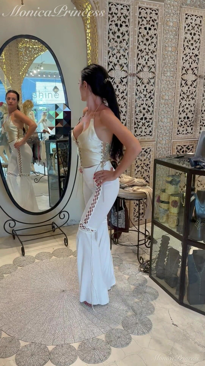 Princess Monica: Costume balineze sexy încearcă în Boutique
