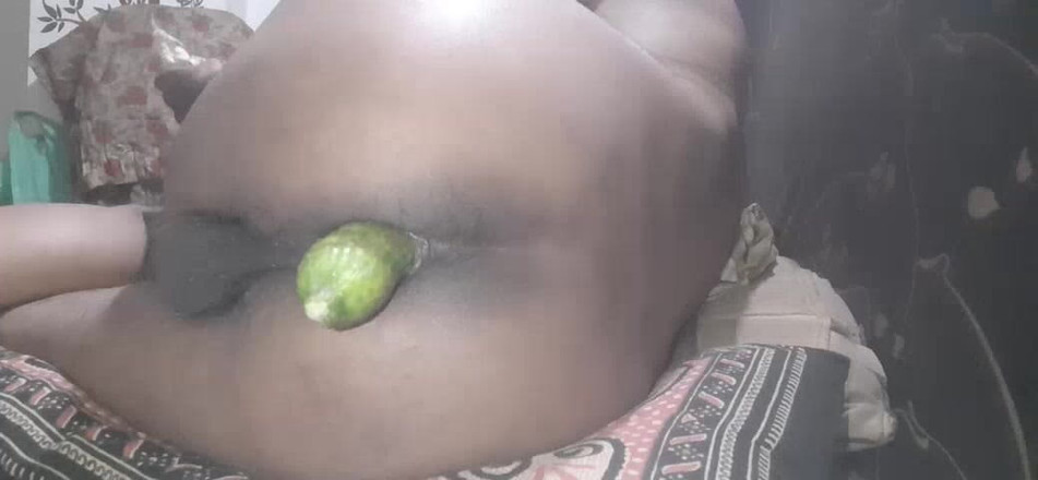 Gay Love: Desi mencoba mentimun untuk kegembiraan anal